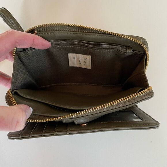 EUC a new day Womens Olive Green Clutch Wristlet - Picture 4 of 4
